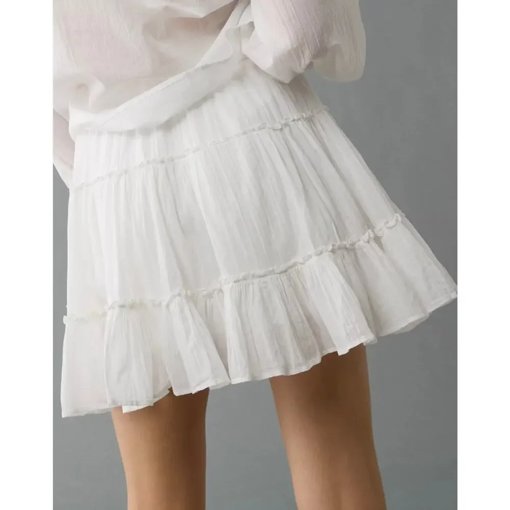 American Eagle High-Waisted Tiered Mini Skirt in White Size Small